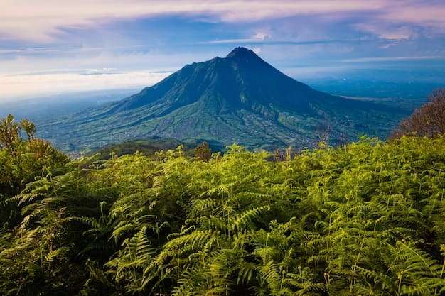 Lush green landscape with a volcano in Costa Rica, symbolizing Cerity Global’s legal entity setup and expansion services.